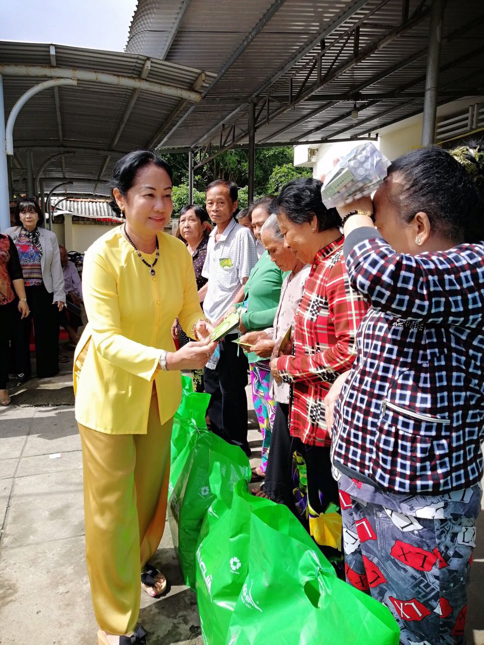 kem nghia cung dong hanh chuong trinh kham benh and trao tang 600 phan qua cho nguoi ngheo tai tinh bac lieu_viber_image_2019 08 28_15 43 42.jpg